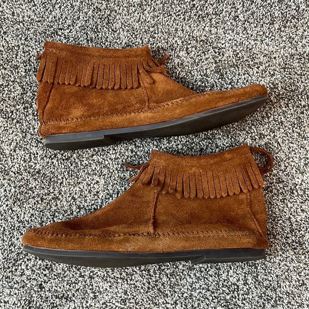 Minnetonka Moccasin-back zip hardsole bootie